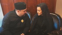 Foto yang dibagikan Cita Rahayu untuk ulang tahun ketiga pernikahan tampak memperlihatkan momen sederhana saat ia dan Didi Mahardika menyatu. Di situ, ada cincin di depan mereka dan surat yang ditandatangani. (Foto: dok Instagram cita_rahayu)