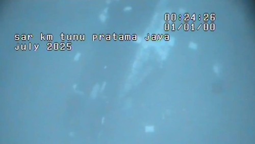 Citra gambar diduga KMP Tunu Pratama Jaya yang tertangkap kamera bawah laut milik TNI AL terekam samar