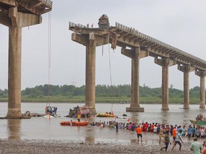 Dunia Hari Ini: Jembatan Runtuh di India, 9 Orang Tewas