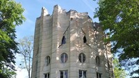 Désert De Retz, Prancis, sebuah taman surealis dengan reruntuhan buatan, taman ini menjadi pelarian para filsuf dan bangsawan pada 1770-an. Ikonnya adalah Broken Column, tiang raksasa yang sengaja dirancang seolah sudah runtuh—sebuah penghormatan pada romantisme masa lalu. Dok. Boredpanda