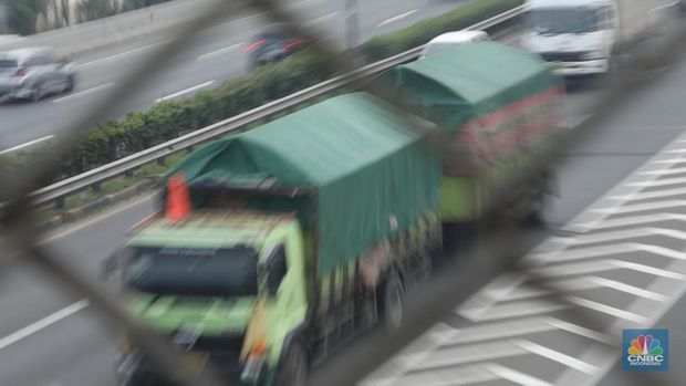 Dinas Perhubungan Kota Bekasi, Hari ini memberlakukan Manajemen Rekayasa Lalu Lintas (MRLL) di kawasan Komsen, Kota Bekasi, Jawa Barat, Kamis (10/7/2025). (CNBC Indonesia/Tri Susilo)