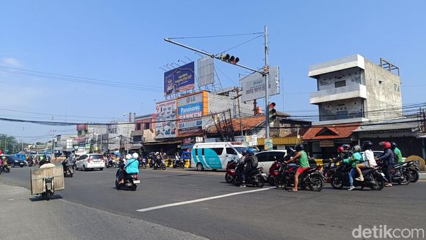 Dishub Kabupaten Bogor memasang traffic light (lampu lalu lintas) atau 'lampu merah' di simpang flyover Cibinong. Skema lalu lintas di kawasan tersebut berubah. (Rizky AM/detikcom)
