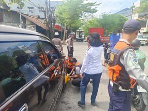 Putar Otak Dishub Makassar Bikin Kapok Pengendara Parkir di Bahu Jalan