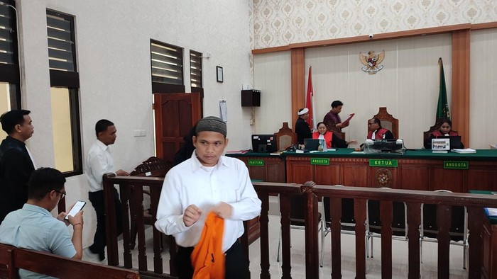 Driver ojol, Fahim Ebriansyah, saat menjalani sidang dakwaan di PN Denpasar, Kamis (10/7/2025). (Ahmad Firizqi Irwan/detikBali)
