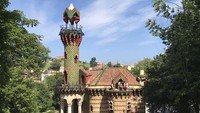 El Capricho, Spanyol, salah satu karya awal Antoni Gaudí, vila musim panas ini dipenuhi elemen dekoratif mencolok dan desain imajinatif. Meskipun tidak pernah jadi bangunan penting, El Capricho adalah bukti kreativitas yang meledak-ledak sejak dini dalam karier arsitek ternama ini. Dok. Boredpanda