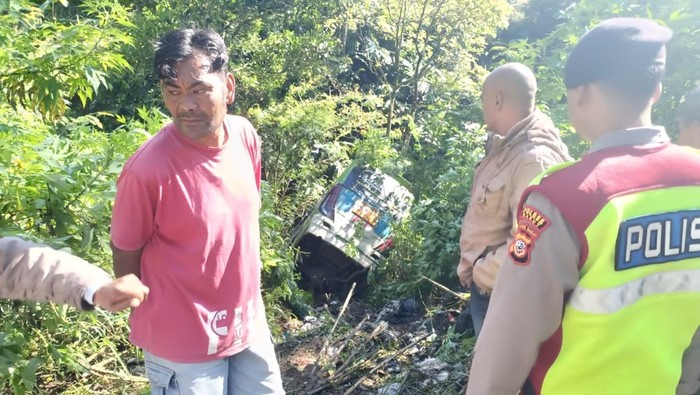 Elf nyungsep ke jurang di Banjarwangi, Garut, pada Kamis (10/7/2025) pagi.
