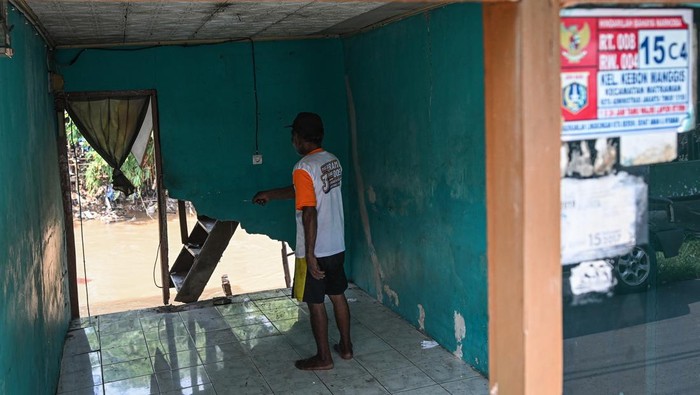 Kondisi rumah yang mengalami longsor di bantaran Sungai Ciliwung di Jalan Slamet Riyadi I, Kebon Manggis, Matraman, Jakarta, Kamis (10/7/2025). Sebanyak empat rumah di bantaran Sungai CIliwung mengalami longsor pada Selasa (8/7/2025) yang disebabkan tergerusnya pondasi rumah oleh aliran sungai. ANTARA FOTO/Sulhony Hasanuddin/rwa.
