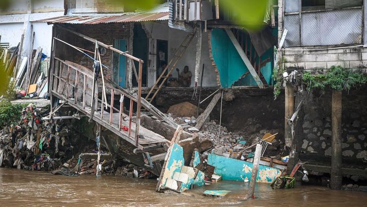 Empat Rumah di Bantaran Sungai Ciliwung Longsor Tergerus Arus