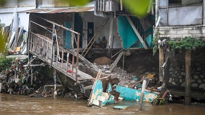 Empat Rumah di Bantaran Sungai Ciliwung Longsor Tergerus Arus