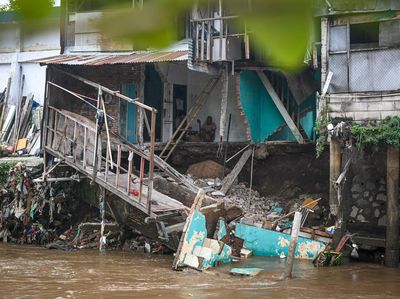 Empat Rumah di Bantaran Sungai Ciliwung Longsor Tergerus Arus