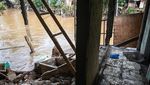 Empat Rumah di Bantaran Sungai Ciliwung Longsor Tergerus Arus