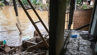Petugas dan warga memeriksa puing-puing rumah yang ambruk, sambil mengantisipasi longsor susulan di lokasi. ANTARA FOTO/SULTHONY HASANUDDIN