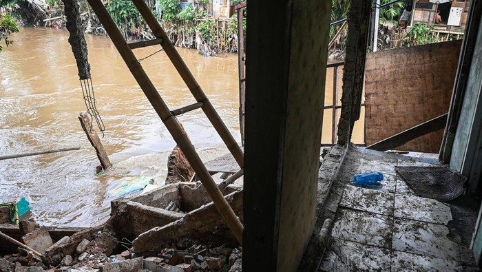 Empat Rumah di Bantaran Sungai Ciliwung Longsor Tergerus Arus Kondisi rumah yang mengalami longsor di bantaran Sungai Ciliwung di Jalan Slamet Riyadi I, Kebon Manggis, Matraman, Jakarta, Kamis (10/7/2025). Sebanyak empat rumah di bantaran Sungai CIliwung mengalami longsor pada Selasa (8/7/2025) yang disebabkan tergerusnya pondasi rumah oleh aliran sungai. ANTARA FOTO/Sulhony Hasanuddin/rwa.