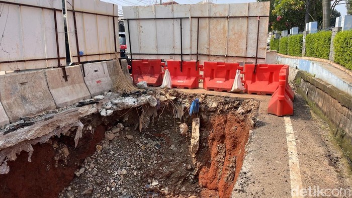 Empat Rumah di Bantaran Sungai Ciliwung Longsor Tergerus Arus Galian proyek SPAM Buaran 3 Hilir di Jalan Masjid Nurul Ihsan belum rampung. Jalan menyempit, pengendara harus ekstra hati-hati saat melintas.
