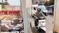 Pengendara melintas di jalan Masjid Nurul Ihsan, Pondok Gede, Bekasi, Kamis (10/7/2025).