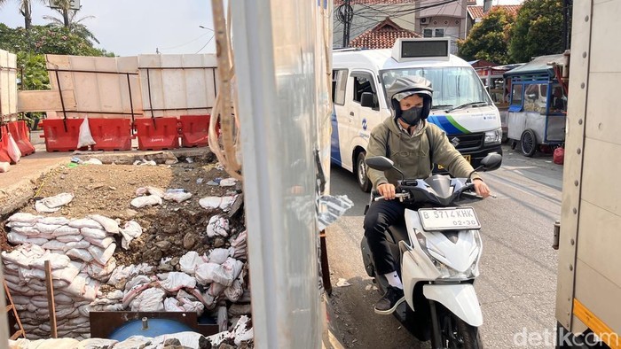 Galian proyek SPAM Buaran 3 Hilir di Jalan Masjid Nurul Ihsan belum rampung. Jalan menyempit, pengendara harus ekstra hati-hati saat melintas.