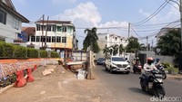 Pekerjaan pemasangan pipa dilakukan di sejumlah titik, termasuk Jalan Raya Pondok Gede dan Jatiwaringin.