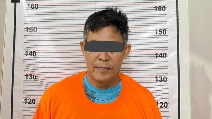 ER (55), pelaku pemerkosaan terhadap anak angkatnya hingga hamil.