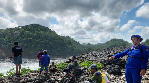 Evakuasi satu korban tewas yang merupakan 1 dari 3 pemancing tersapu ombak besar di Malang Selatan.