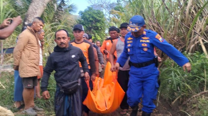 Evakuasi satu korban tewas yang merupakan 1 dari 3 pemancing tersapu ombak besar di Malang Selatan.