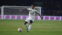 Febri Hariyadi juga promosi ke tim senior dari Diklat Persib bersama Henhen pada 2017. Pemain yang dijuluki RX Bow ini juga sukses membawa Persib jadi juara dua beruntun pada edisi 2023/2024 dan 2024/2025. (Foto: Dok. Persib Bandung)