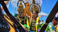 Di tengah lautan kamera ponsel warga, Aura Maulida terlihat anggun tersenyum didampingi sosok raja, Gilang Nugraha.