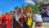 Jelang arak-arakan Putri Nelayan dan Raja menghadap ke tamu undangan, selepas itu rombongan naik delman yang dipurwarupakan menjadi kereta kencana.