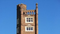 Freston Tower, Inggris Raya, menara bata bergaya kastil ini berdiri megah di Suffolk, dibangun pada abad ke-16. Tak pernah jadi benteng, menara ini hanya simbol status dan pemandangan indah, dirancang untuk membuat tamu terkagum-kagum. Dok. Boredpanda