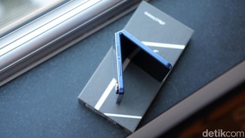 Galaxy Z Flip7 menjadi ponsel lipat pertama Samsung yang menggunakan chipset Exynos 2500 menjanjikan kombinasi performa tinggi dan efisiensi daya yang optimal. Berpadu dengan RAM 12GB Galaxy Z Flip7 dipastikan akan menawarkan kinerja yang bertenaga dan efisien untuk mendukung berbagai aktivitas pengguna, termasuk fitur-fitur AI canggih. Foto: Adi Fida Rahman/detikINET