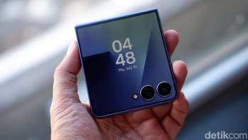 Samsung Galaxy Z Flip7 hadir dengan peningkatan signifikan pada Flex Window (layar luar). Kini berukuran 4,1 inch beresolusi 2520 x 1080 pixel, lebih besar dari 3,4 inch resolusi 2376 x 968 pixel pada generasi sebelumnya. Foto: Adi Fida Rahman/detikINET