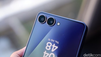 Sistem kamera belakang ganda pada Galaxy Z Flip7 dilengkapi dengan lensa wide 50MP dan ultra-wide 12MP, menghadirkan kejernihan kelas flagship. Dengan peningkatan Nightography, pengguna dapat menangkap gambar yang lebih vivid bahkan di suasana minim cahaya berkat peningkatan kemampuan penangkapan cahaya dan pengurangan noise serta elemen blurred. Foto: Adi Fida Rahman/detikINET