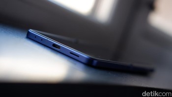 Bagian bawah terdapat speaker dan port USB-C. Foto: Adi Fida Rahman/detikINET