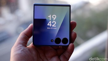 Gemini Live kini terintegrasi langsung dengan Flex Window, memungkinkan kontrol suara hands-free untuk pencarian informasi dan penyelesaian tugas. Fitur camera sharing juga memungkinkan pengguna mendapatkan bantuan real-time hanya dengan mengarahkan kamera, seperti meminta rekomendasi pakaian berdasarkan cuaca. Foto: Adi Fida Rahman/detikINET