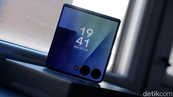 Varian yang di-unboxing ini adalah Blue Shadow. Foto: Adi Fida Rahman/detikINET