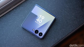 Samsung Galaxy Z Flip7 hadir dalam dua varian memori untuk pasar Indonesia: Galaxy Z Flip7 12GB/256GB: Rp 17.999.000 Galaxy Z Flip7 12GB/512GB: Rp 19.999.000 Foto: Adi Fida Rahman/detikINET