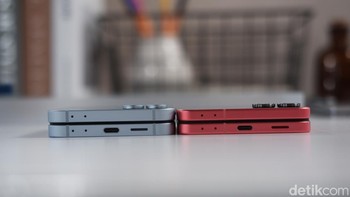 Galaxy Z Flip7 dibekali baterai 4.300 mAh, meningkat dari 4.000 mAh pada Z Flip6. Dengan efisiensi daya yang lebih baik dari Exynos 2500, Z Flip7 menawarkan waktu putar video hingga 31 jam, jauh lebih lama dibandingkan 23 jam pada Z Flip6. Foto: Adi Fida Rahman/detikINET