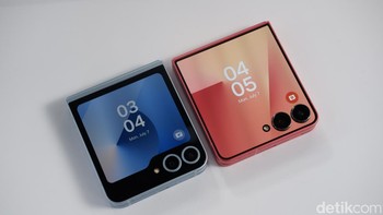 Peningkatan performa ini juga didukung oleh sistem pendingin yang ditingkatkan dengan Ultra High Density Circuit Board, memastikan ponsel tetap dingin saat menjalankan aplikasi berat atau game grafis intensif. Selain itu, Z Flip7 menjalankan One UI 8 berbasis Android 16, dibandingkan One UI 6.1.1 berbasis Android 14 pada Z Flip6, dengan janji pembaruan sistem operasi hingga 7 tahun. Foto: Adi Fida Rahman/detikINET