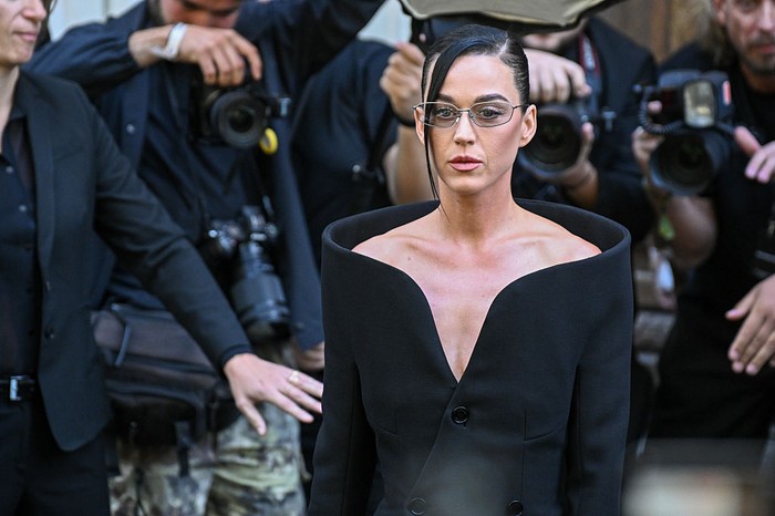 Gaya Katy Perry di Balenciaga Haute Couture Fall 2025 PARIS, FRANCE - JULY 09: Katy Perry attends the Balenciaga Haute Couture Fall/Winter 2025/2026 show as part of Paris Fashion Week on July 09, 2025 in Paris, France. (Photo by Stephane Cardinale - Corbis/Corbis via Getty Images)