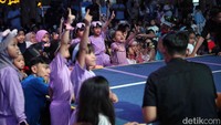 Teriakan antusias para penggemar pecah saat para pemeran naik ke atas panggung.