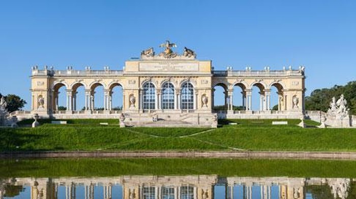 Gloriette, Austria Dibangun di Istana SchΓΆnbrunn tahun 1775, Gloriette bukan tempat tinggal atau aula pertemuan utamaβbangunan ini diciptakan murni untuk keindahan. Dengan lengkungan klasik dan dekorasi mewah, bangunan ini dulunya hanya digunakan untuk acara simbolis kerajaan, dan kini berfungsi sebagai kafe cantik dengan panorama Wina.