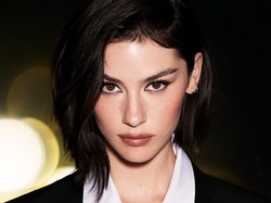 Penyanyi Gracie Abrams Makeup Sendiri untuk Manggung, Jadi Momen Me-time