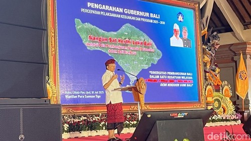 Gubernur Bali Wayan Koster saat pemaparan program percepatan pembangunan Bali 2025-2030 di Gianyar, Kamis (10/7/2025). (Rizky Setyo)