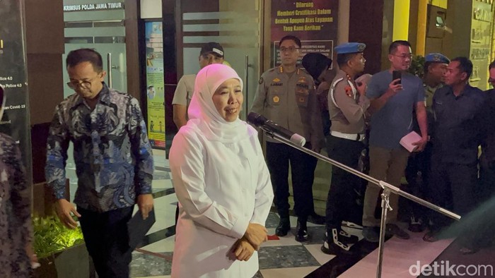 Gubernur Jatim Khofifah Indar Parawansa usai diperiksa di Polda Jatim.