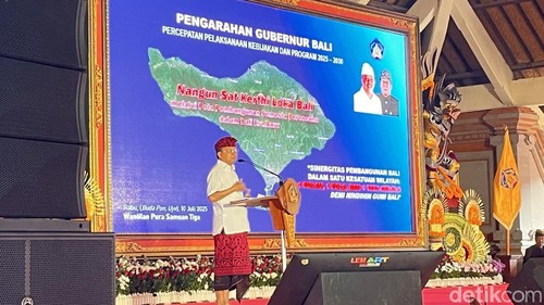 Gubernur Bali Wayan Koster saat pemaparan percepatan pembangunan program Bali 2025-2030 di Gianyar, Kamis (10/7/2025).