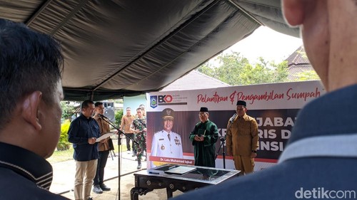 Gubernur NTB Lalu Muhamad Iqbal melantik Lalu Moh. Faozal menjadi Pj Sekda NTB di lapangan Panti Jompo di Mataram, Kamis (10/7/2025). (Ahmad Viqi/detikBali).