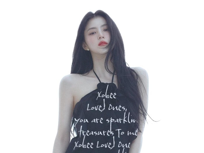 Han So Hee mengumumkan jadwal fan meeting world tour Xohee Loved Ones dan perilisan official lightstick.