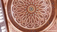 Otoritas Umum untuk Perawatan Urusan Masjidil Haram dan Masjid Nabawi terus merawat keindahan ini melalui restorasi profesional. Warisan seni ini tetap terjaga sebagai simbol kejayaan peradaban Islam. Foto: iStock