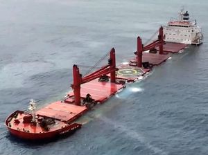 Detik-detik Kapal Tanker Magic Seas Tenggelam di Laut Merah