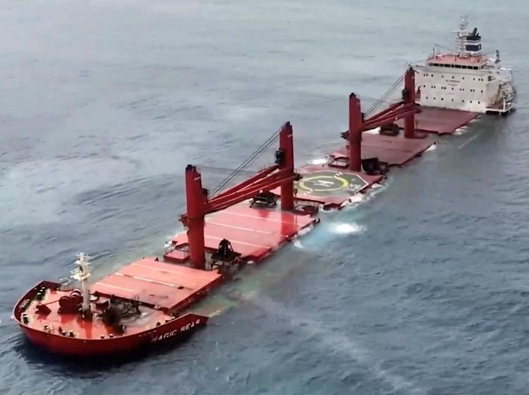Detik-detik Kapal Tanker Magic Seas Tenggelam di Laut Merah