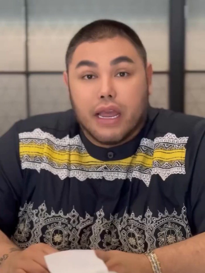 Ivan Gunawan melepaskan hiu dari restoran ke laut lepas.